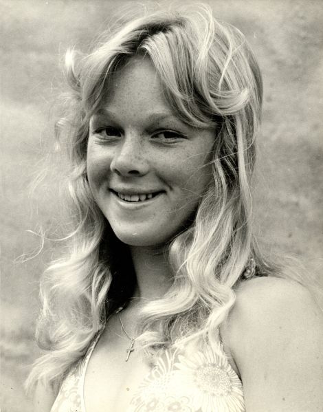 File:Young girl smiling.jpg