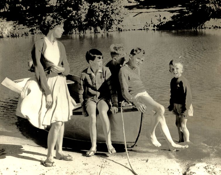File:Children by lakeside.jpg