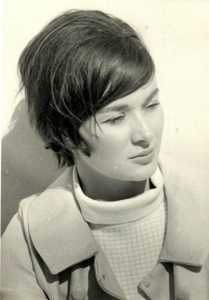 File:Portrait female 2.jpg