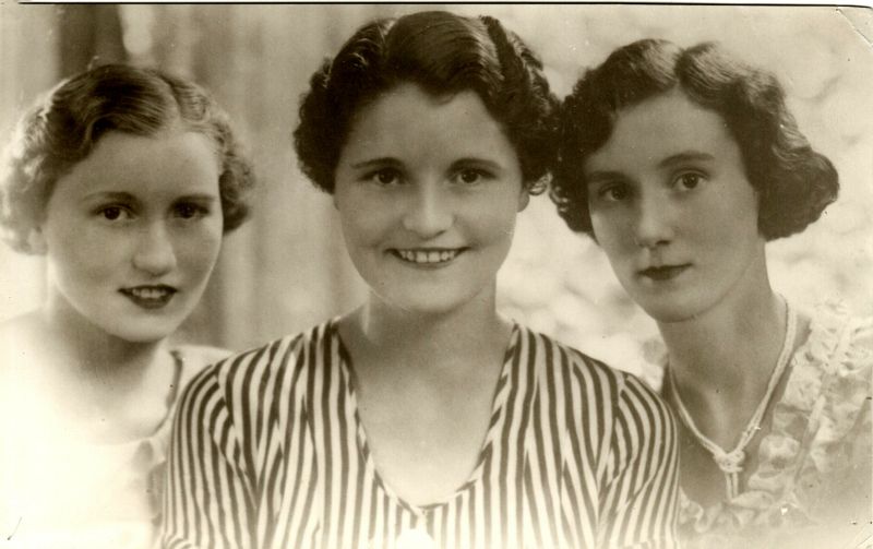 File:Three young Ladies.jpg