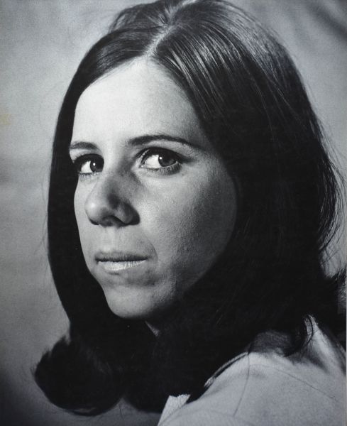 File:Girl looking into the camera.jpg