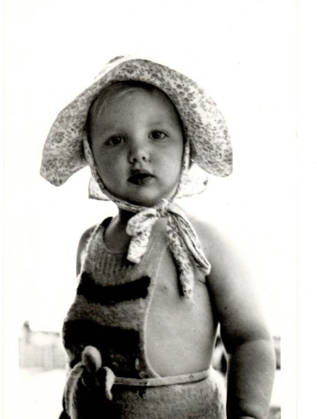 File:Baby with bonnet.jpg