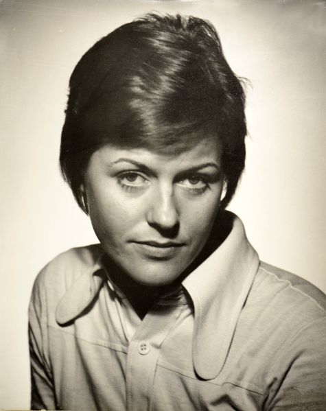 File:Looking into lens.jpg