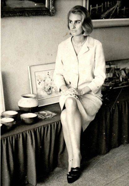 File:Seated lady.jpg