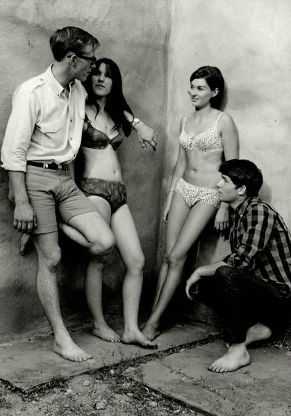 File:Bikini girls and guys 2.jpg