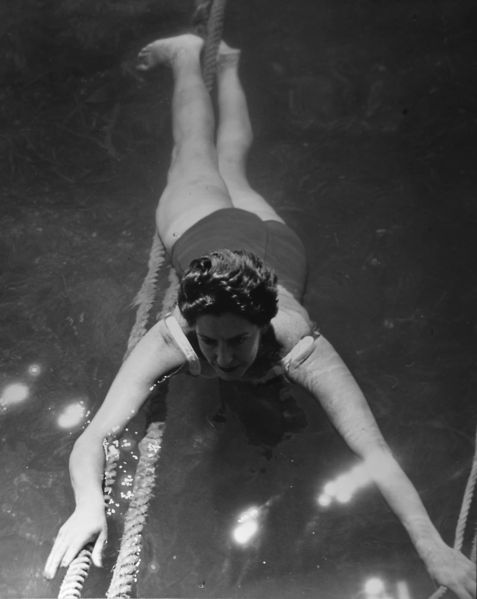File:Woman swimming along a rope.jpg