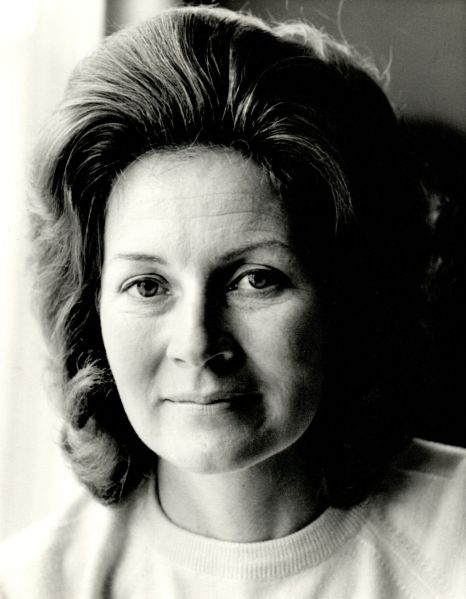 File:Jeanette Langbien looking into camera.jpg