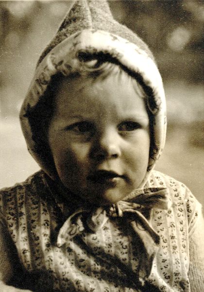 File:Baby in bonnet.jpg